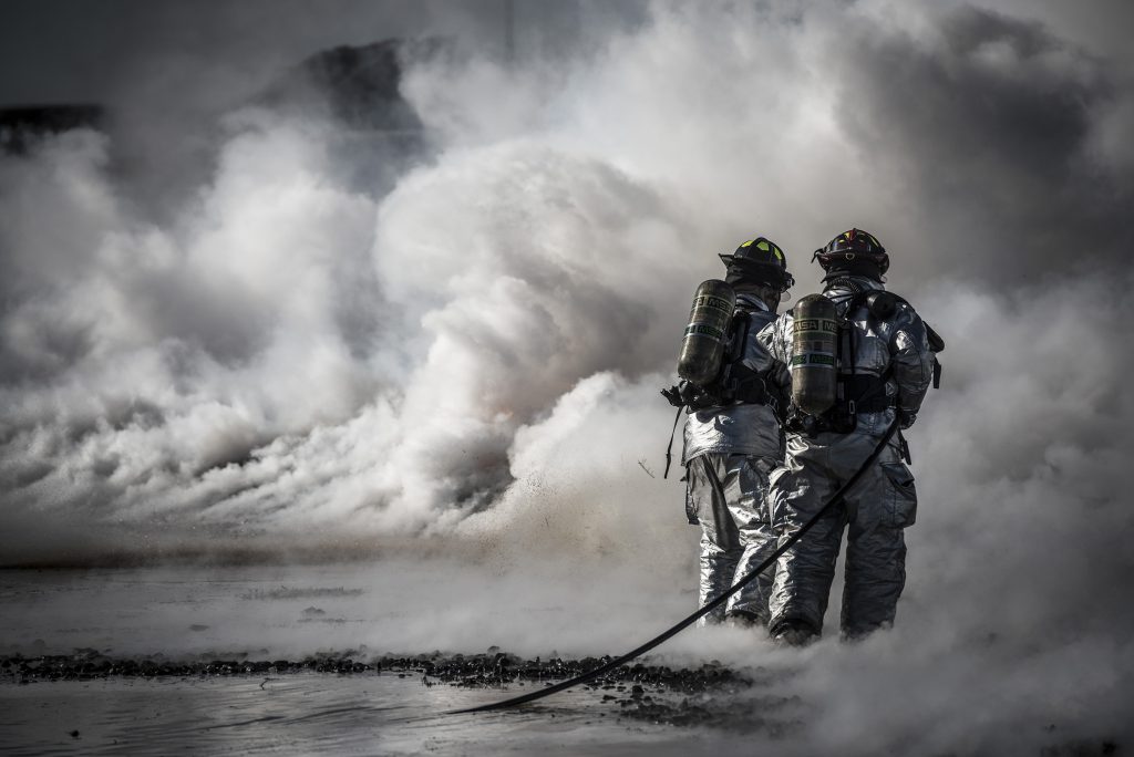 bomberos-entrenamiento con fuego real-37543