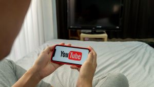 persoon YouTube mobiel apparaat